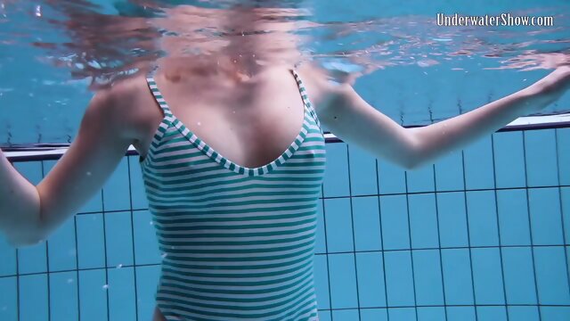 Anetta hot underwater swimming pool babe
