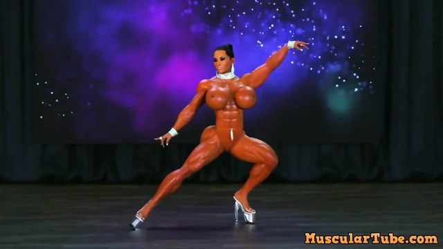 Sexy bimbo musculosa asiatica culturista