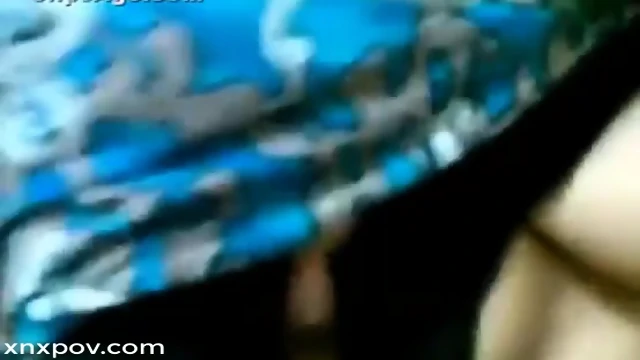 ndian Aunty Gives Blowjob