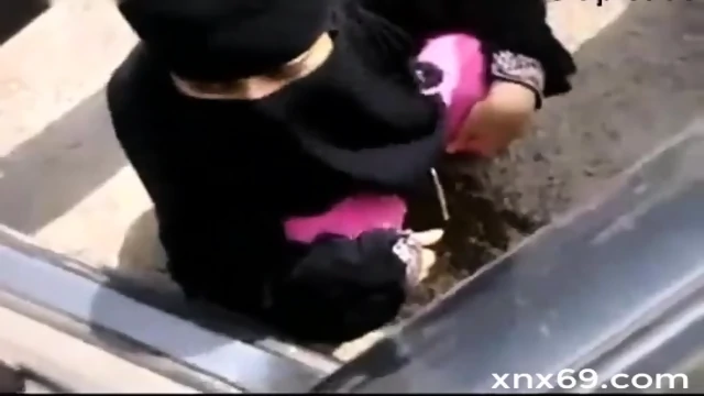 Desi bhabhi outdoor beach public blowjob and doggystyle pussy fucking