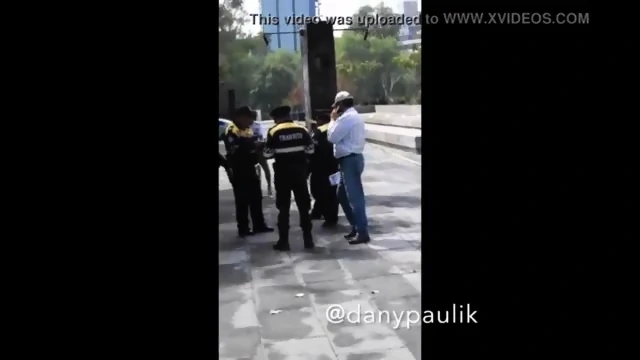 Chica masturba a desconocido en p&uacute;blico hasta hacerlo acabar a chorros