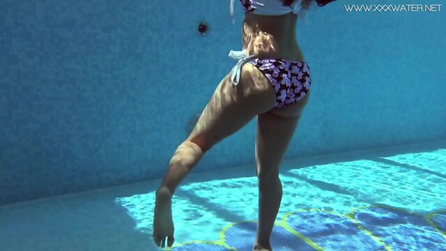 Andreina De Luxe swims naked and beautiful in the pool