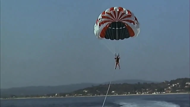Deux enfoirÃ©s Ã  Saint-Tropez - 1986 - topless beach parts