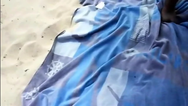 Lisa - Troisieme amant sur la plage (cuckold)