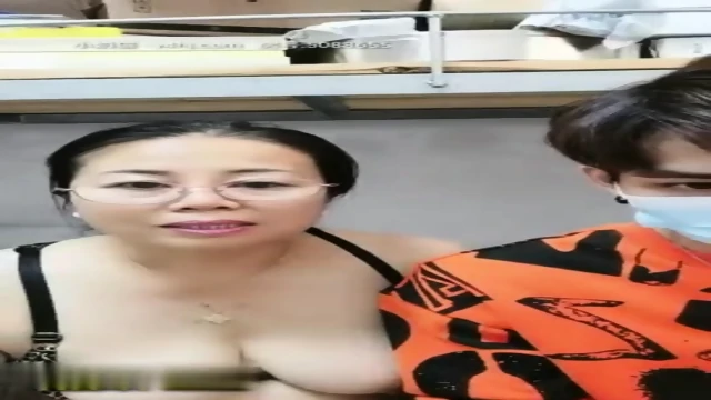 Mature slut fucks passionate sex with yellow guy