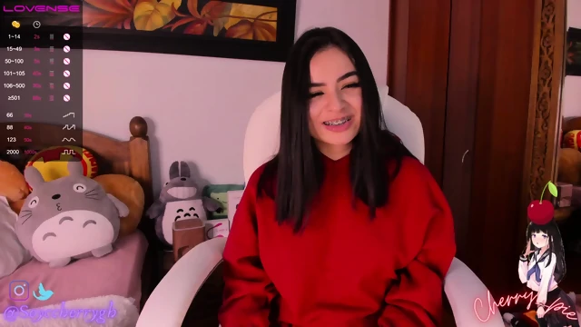 Modelo colombiana se mete un enorne dildo por el ano