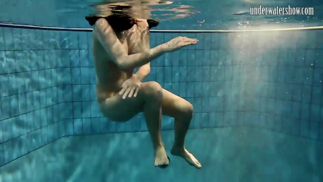 Hot babe swims in the sea like a mermaid