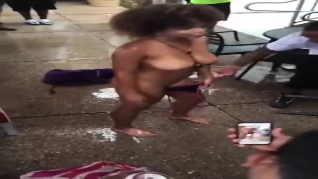 Ebony Hottie Letting People Finger Her in Public