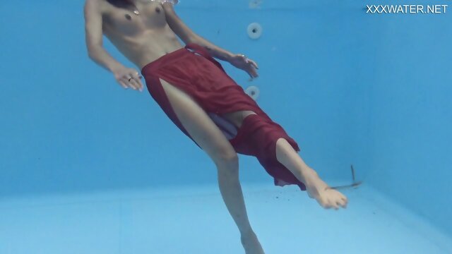 Underwater naked chick Hermione Ganger getting horny