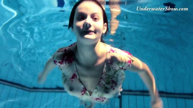 Cute smoking hot babe Edwiga underwater