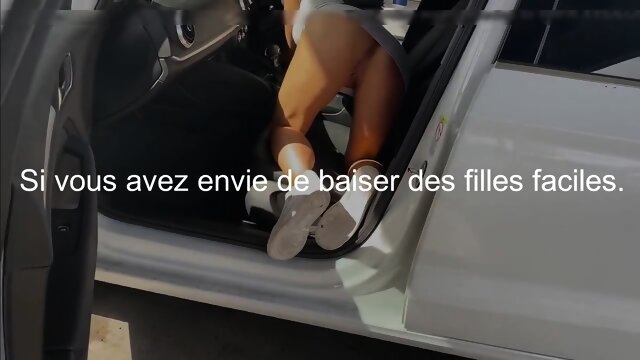 La femme n'a pas de culotte au lave-auto public