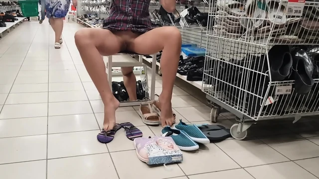 Sans culottes, elle va essayer des chaussures