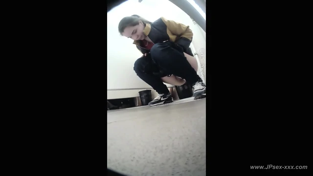 peeping blondes go to toilet.88