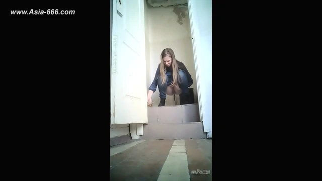 peeping blondes go to toilet.60