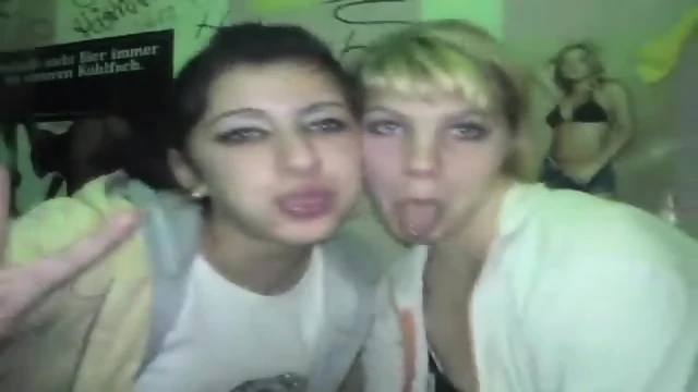 Zwei deutsche MÃ¤dchen, die sich auf einer Party kÃ¼ssen