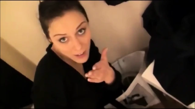 BitchNr1 - STRAP-ON FICK in Umkleide!