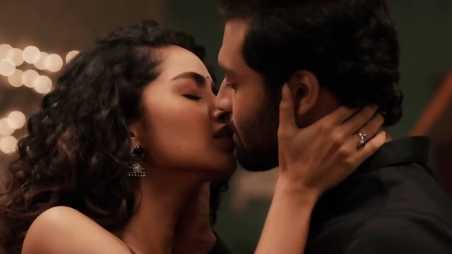 INDIAN ACTRESS [ ANUPAMA PARAMESWARAN] HOT KISSING AND BED SCENES.  HD