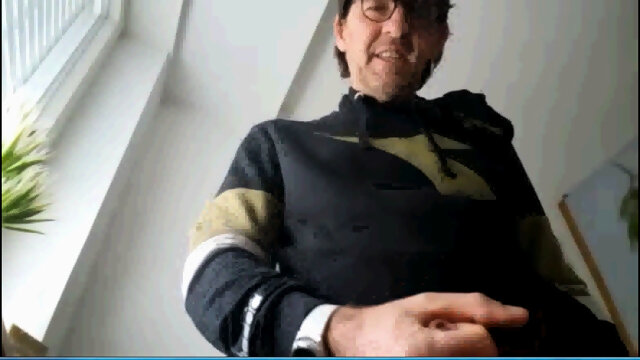 Nicola Prudente se masturba online al lavoro davanti una ragazza