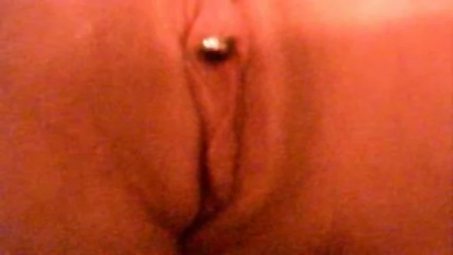 Geile Sau fingert ihre gepiercte Pussy