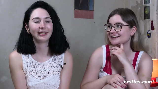 Ersties - Die 18-jÃ¤hrige Joanna hat ihr erstes lesbisches Erlebnis mit Strap-on