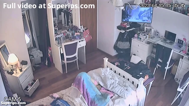 IPCAM – American college girl masturbates watching porn