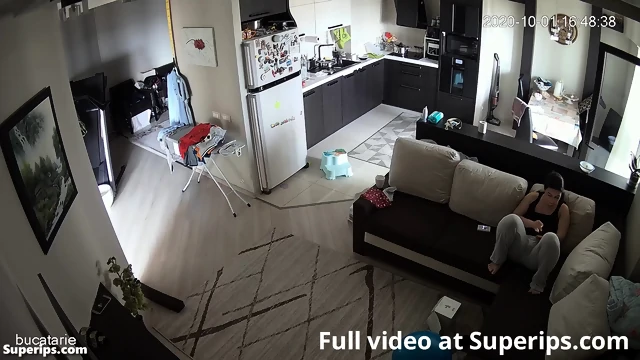 IPCAM – Mature mom rubs her pussy while watching porn